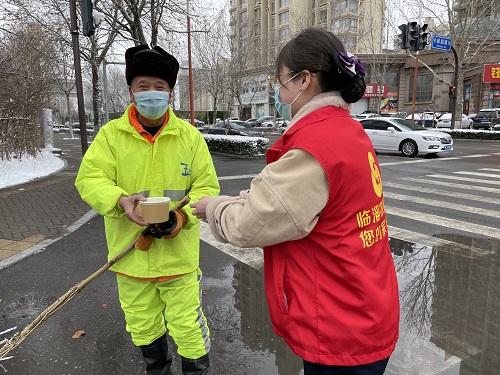 临淄农商银行为环卫工人送暖心粥